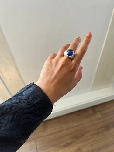 Bague 53 Bague en or blanc 18 carats avec saphir cabochon et diamants 58 Facettes