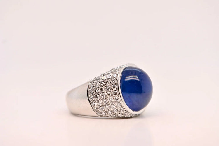 Bague 53 Bague en or blanc 18 carats avec saphir cabochon et diamants 58 Facettes