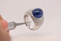 Bague 53 Bague en or blanc 18 carats avec saphir cabochon et diamants 58 Facettes
