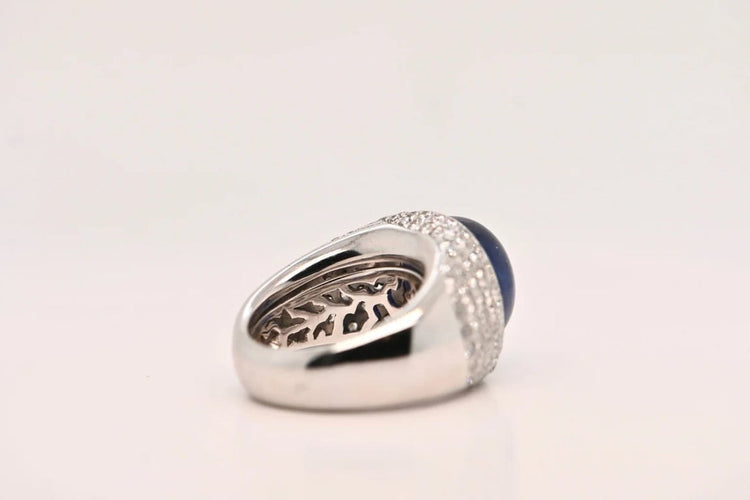 Bague 53 Bague en or blanc 18 carats avec saphir cabochon et diamants 58 Facettes