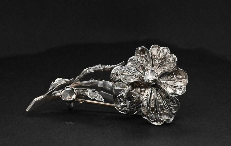 Broche F. Hardy - Broche fleur en or blanc 18 carats et diamants 58 Facettes