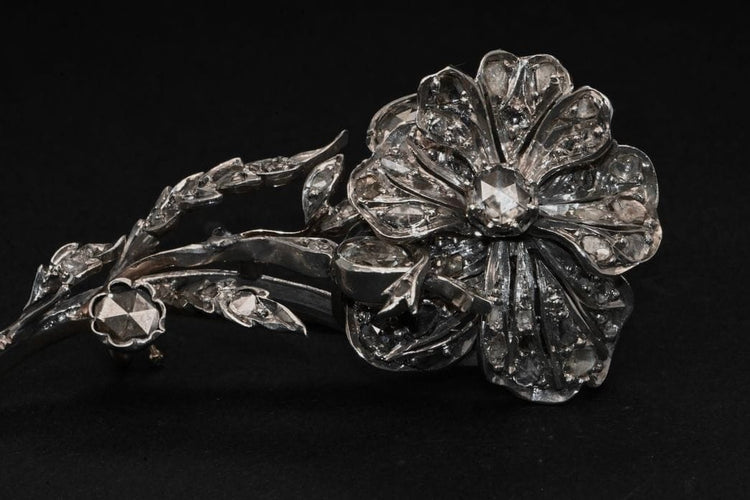 Broche F. Hardy - Broche fleur en or blanc 18 carats et diamants 58 Facettes
