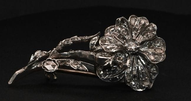 Broche F. Hardy - Broche fleur en or blanc 18 carats et diamants 58 Facettes