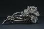 Broche F. Hardy - Broche fleur en or blanc 18 carats et diamants 58 Facettes
