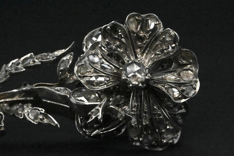 Broche F. Hardy - Broche fleur en or blanc 18 carats et diamants 58 Facettes