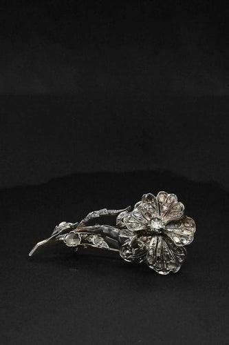 Broche F. Hardy - Broche fleur en or blanc 18 carats et diamants 58 Facettes