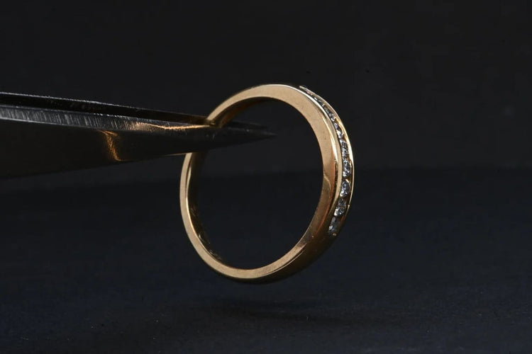 Bague 49 Bague en or jaune 18 carats et diamants taille brillant 58 Facettes