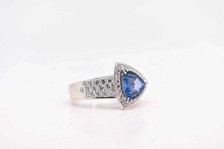 Bague 53 Bague en or blanc 18 carats avec saphir et diamants 58 Facettes