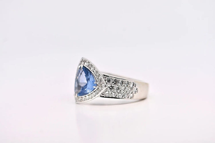 Bague 53 Bague en or blanc 18 carats avec saphir et diamants 58 Facettes