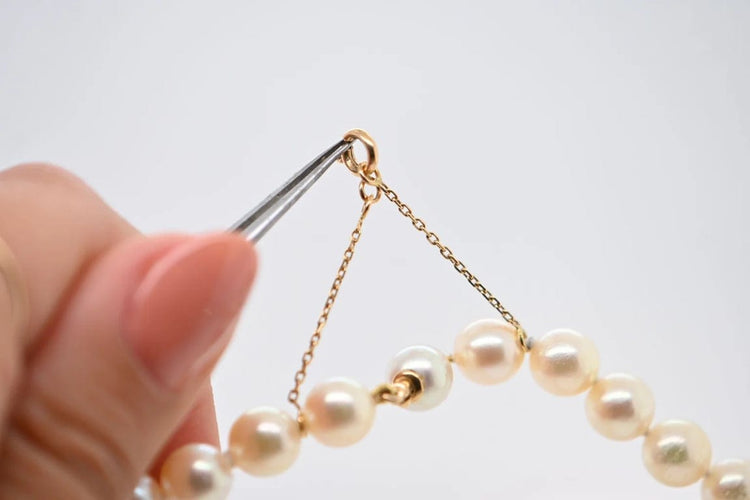 Collier Collier de perles de culture blanches avec fermoir en or 18 carats 58 Facettes