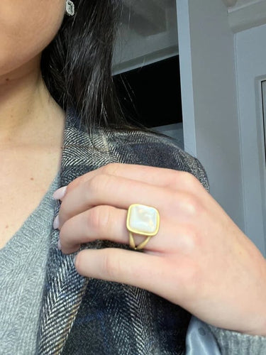 Bague 54.5 Bague anneau carré en or jaune 18 carats et nacre 58 Facettes