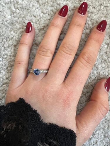 Bague 53 Bague en or blanc 18 carats avec saphir et diamants (0,80 ct) 58 Facettes