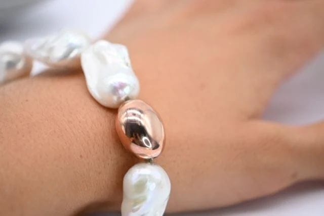 Bracelet Bracelet de perles baroques avec fermoir en or rose 18 carats 58 Facettes 341953/A0E8D2