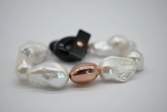Bracelet Bracelet de perles baroques avec fermoir en or rose 18 carats 58 Facettes 341953/A0E8D2