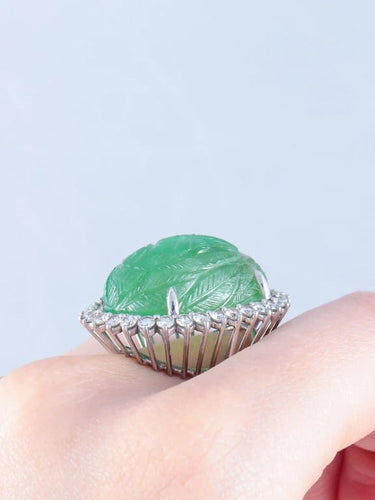 Bague 52 Bague émeraude gravée et diamants en or blanc 18 carats 58 Facettes