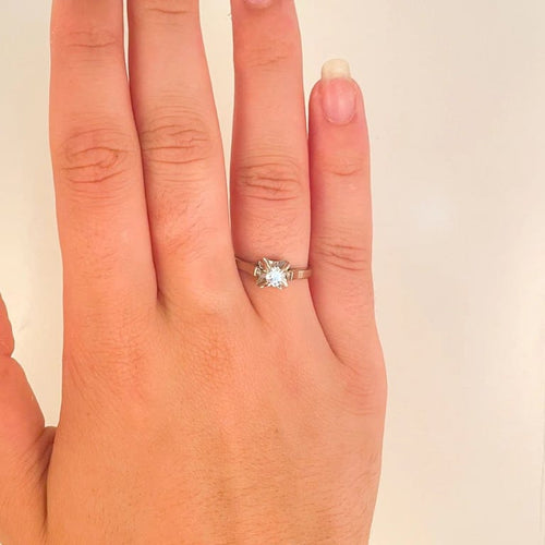Bague 54 Non signé - Bague solitaire en or blanc 18 ct et diamant 58 Facettes 1