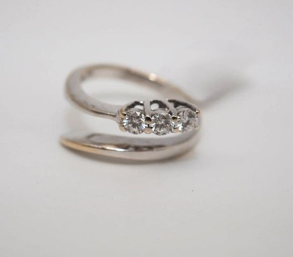 Bague 49.5 Bague trilogie en or blanc 750 et diamants 58 Facettes