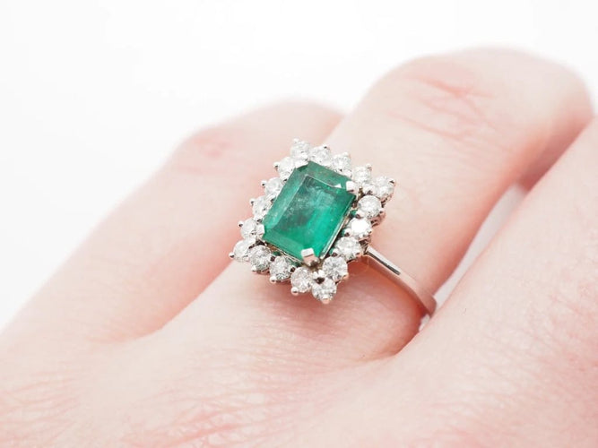 Bague 52 Bague moderne en or blanc 18 carats avec émeraude et diamants 58 Facettes