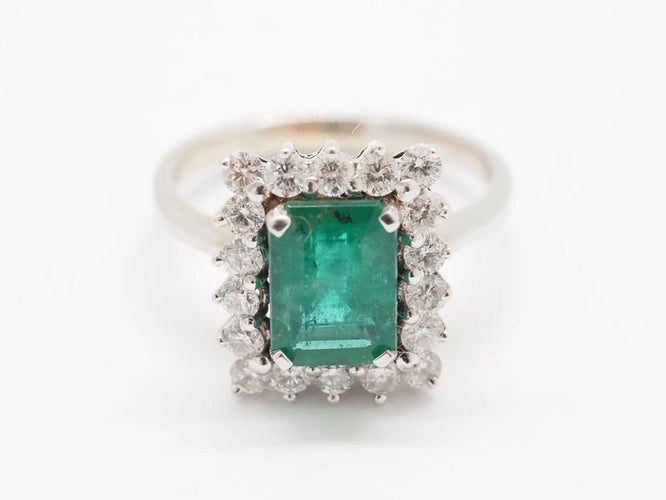 Bague 52 Bague moderne en or blanc 18 carats avec émeraude et diamants 58 Facettes