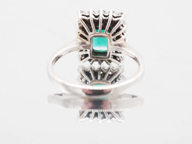 Bague 52 Bague moderne en or blanc 18 carats avec émeraude et diamants 58 Facettes