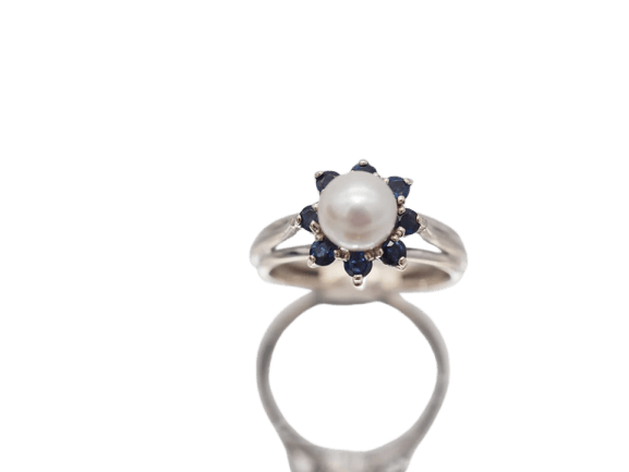 Bague 52 Bague marguerite vintage en or blanc 18 carats, perle et saphirs 58 Facettes