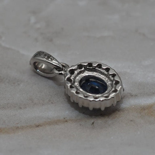 Pendentif Pendentif en or blanc 750‰ avec saphir bleu et diamants 58 Facettes