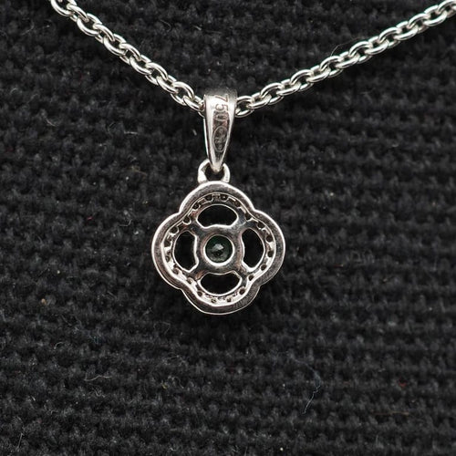 Pendentif Pendentif trèfle en or blanc 18 carats avec émeraude et diamants 58 Facettes