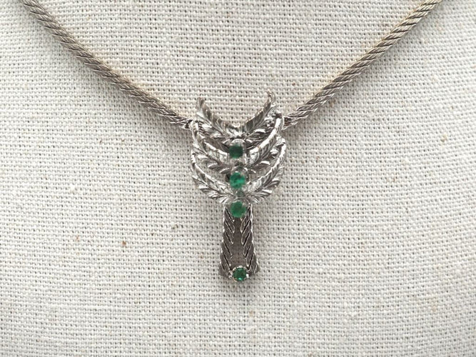 Collier Collier en or blanc 750 millièmes avec pendentif et émeraudes 58 Facettes