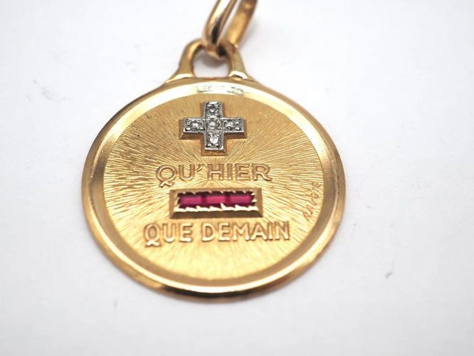 Pendentif Médaille - Pendentif en or jaune 750, rubis et diamants 58 Facettes