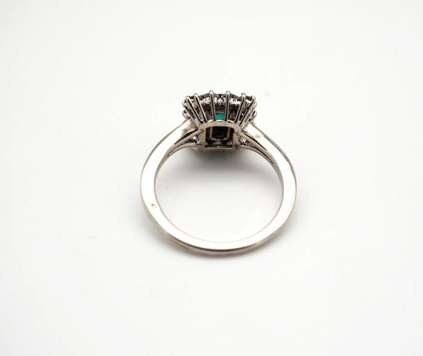 Bague 52 Bague en or blanc 750 avec émeraude et diamants 58 Facettes