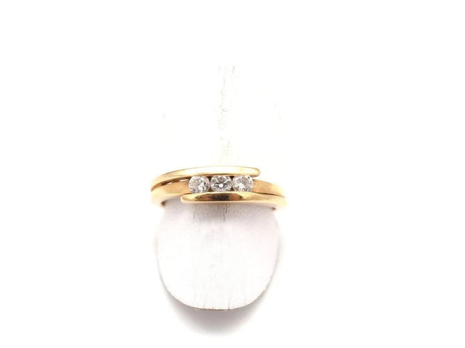 Bague 54 Bague en or jaune 750 et trois diamants 58 Facettes