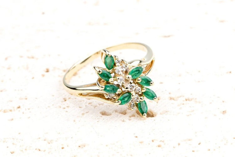 Bague 61 Bague motif floral en or jaune 18K, émeraude 1,00 ct et diamants 58 Facettes BGDEMCC1383-107