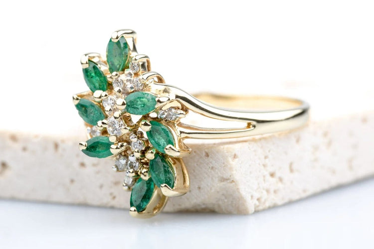 Bague 61 Bague motif floral en or jaune 18K, émeraude 1,00 ct et diamants 58 Facettes BGDEMCC1383-107
