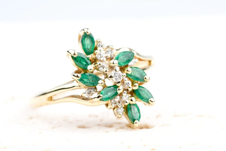 Bague 61 Bague motif floral en or jaune 18K, émeraude 1,00 ct et diamants 58 Facettes BGDEMCC1383-107