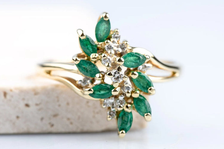 Bague 61 Bague motif floral en or jaune 18K, émeraude 1,00 ct et diamants 58 Facettes BGDEMCC1383-107