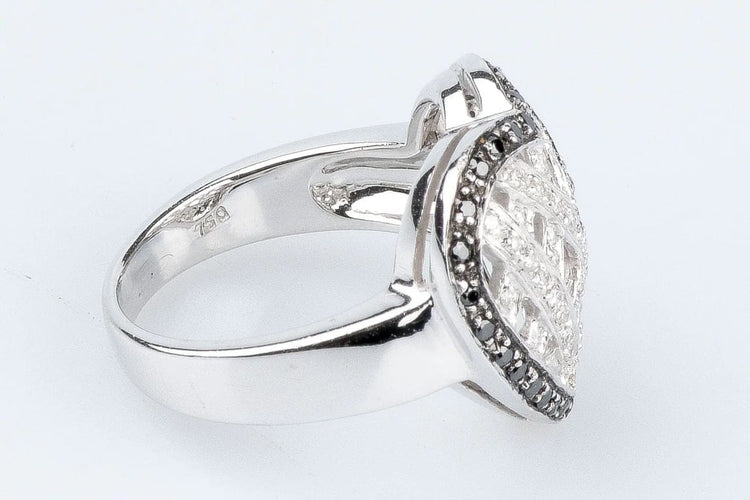 Bague 56 Bague cœur en or blanc 18 carats sertie de diamants 58 Facettes 111.65702-66