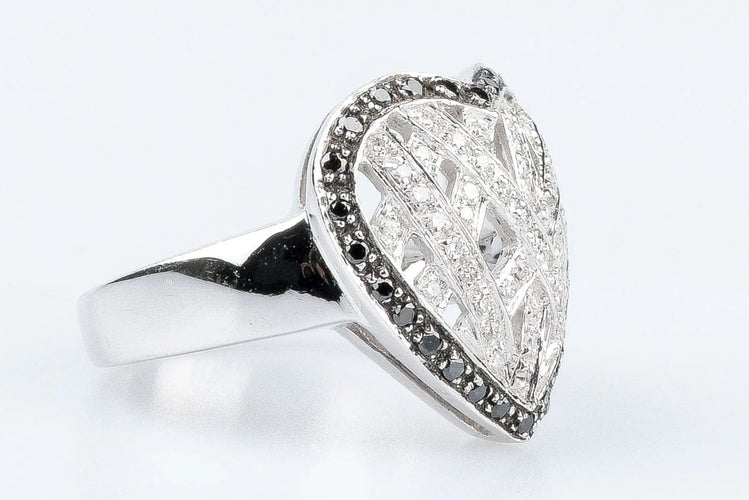 Bague 56 Bague cœur en or blanc 18 carats sertie de diamants 58 Facettes 111.65702-66