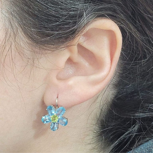 Boucles d'oreilles Boucles d'oreilles en or blanc 18 carats avec topaze bleue et péridot 58 Facettes PE802