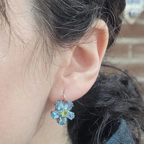 Boucles d'oreilles Boucles d'oreilles en or blanc 18 carats avec topaze bleue et péridot 58 Facettes PE802