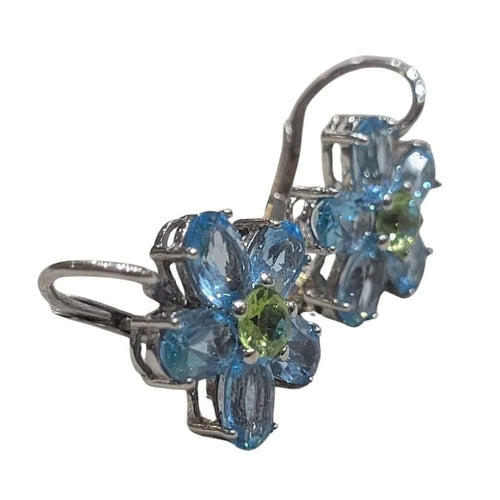 Boucles d'oreilles Boucles d'oreilles en or blanc 18 carats avec topaze bleue et péridot 58 Facettes PE802