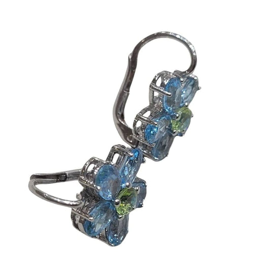 Boucles d'oreilles Boucles d'oreilles en or blanc 18 carats avec topaze bleue et péridot 58 Facettes PE802