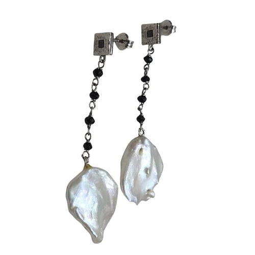 Boucles d'oreilles Boucles d’oreilles en or blanc 18 carats avec perles, spinelles et diamants noirs 58 Facettes T518