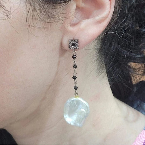 Boucles d'oreilles Boucles d’oreilles en or blanc 18 carats avec perles, spinelles et diamants noirs 58 Facettes T518