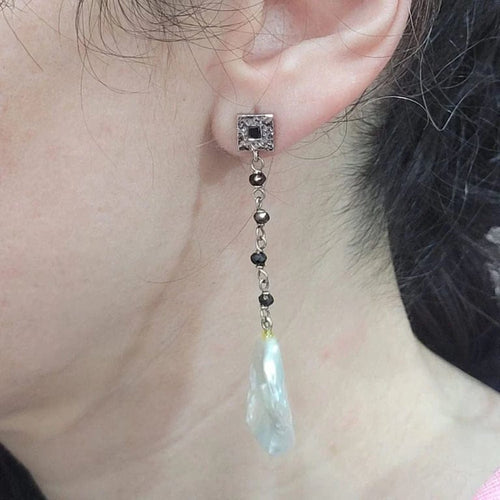 Boucles d'oreilles Boucles d’oreilles en or blanc 18 carats avec perles, spinelles et diamants noirs 58 Facettes T518