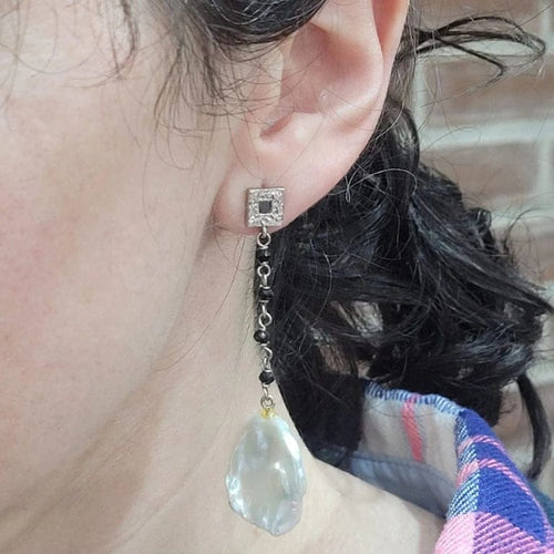 Boucles d'oreilles Boucles d’oreilles en or blanc 18 carats avec perles, spinelles et diamants noirs 58 Facettes T518
