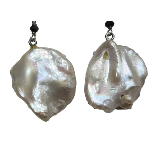 Boucles d'oreilles Boucles d’oreilles en or blanc 18 carats avec perles, spinelles et diamants noirs 58 Facettes T518