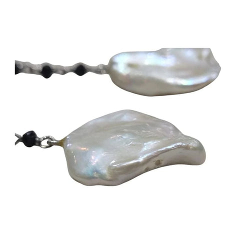 Boucles d'oreilles Boucles d’oreilles en or blanc 18 carats avec perles, spinelles et diamants noirs 58 Facettes T518