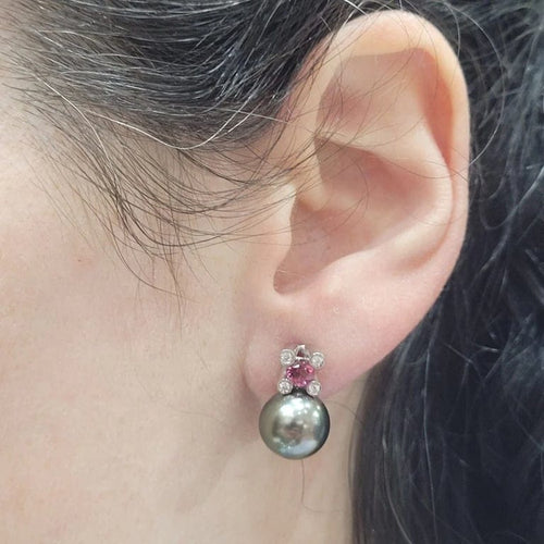 Boucles d'oreilles Boucles d'oreilles en or blanc 18 carats avec perles de Tahiti, rubellites et diamants 58 Facettes TA202