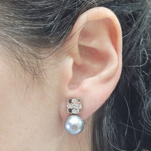 Boucles d'oreilles Boucles d’oreilles en or blanc 18 carats, perles de Tahiti et diamants 58 Facettes PE202