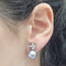 Boucles d'oreilles Boucles d’oreilles en or blanc 18 carats, perles de Tahiti et diamants 58 Facettes PE202